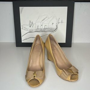 Tory Burch Patent Leather Camel Trudy Peep-Toe Wedges Women’s Size 7.5 M